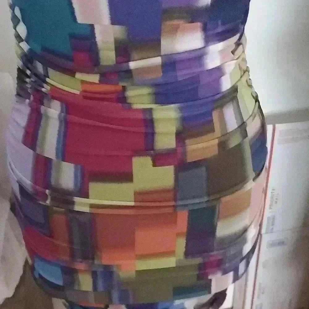 Beautiful dress with geometric design - Picture 4 of 7